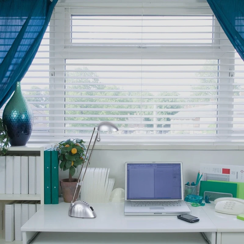 Ronald – LED настолна лампа в сребристо, Ø130мм, 5W, 4000K
