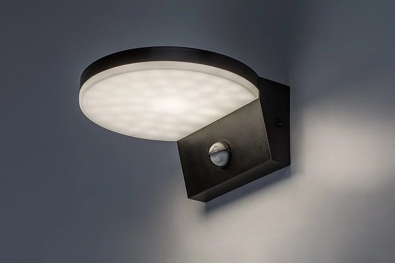 Batida – LED стенна лампа с датчик за движение в черно/бяло, 175×80мм, 9W, 2700-6500K