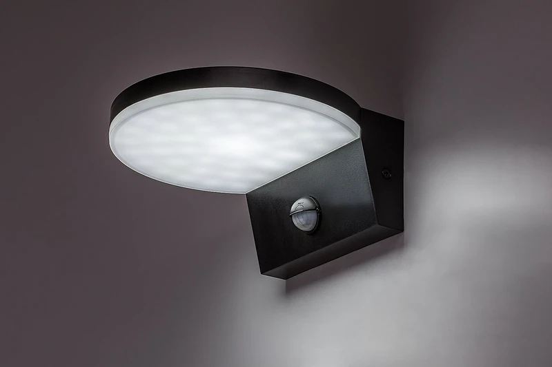Batida – LED стенна лампа с датчик за движение в черно/бяло, 175×80мм, 9W, 2700-6500K